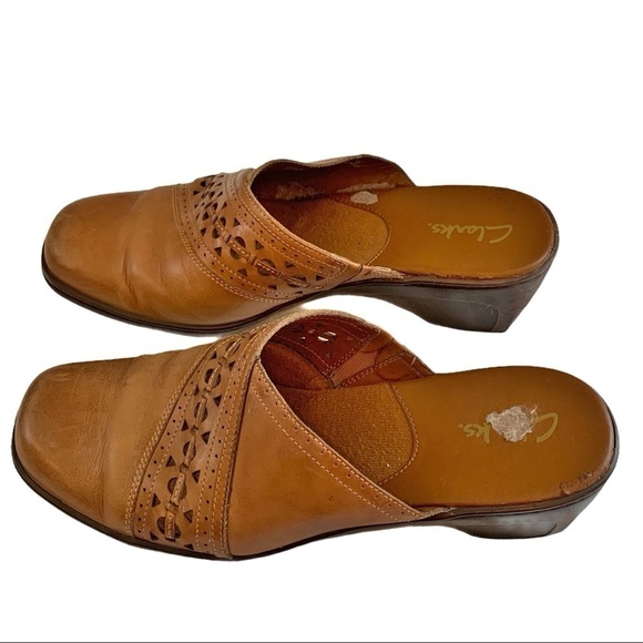 CLARKS Mules Slip on Shoes Camel color Etched design Small heel Size 10 Medium - Picture 5 of 9